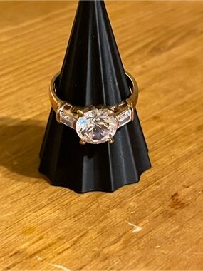 Three stone classic ring round cut stone gold tone band size 9 glows